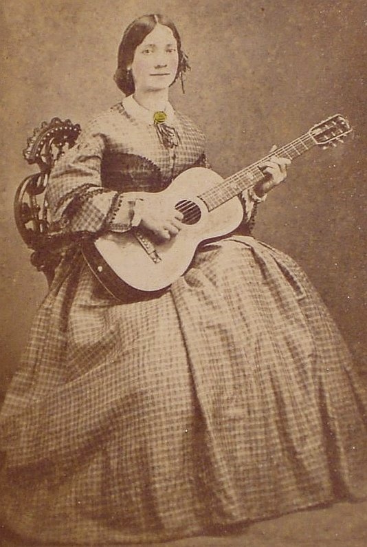 Guitarra Parlor en 1900 tocado por una mujer